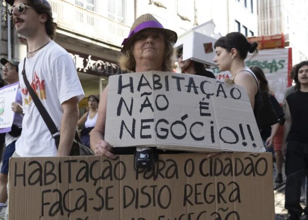 Read more about the article Habitação: Oito mil manifestantes tomam as ruas de Santa Catarina no Porto