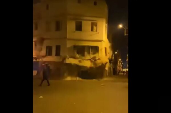 Read more about the article Vídeo viral mostra prédio a desabar após sismo em Marrocos