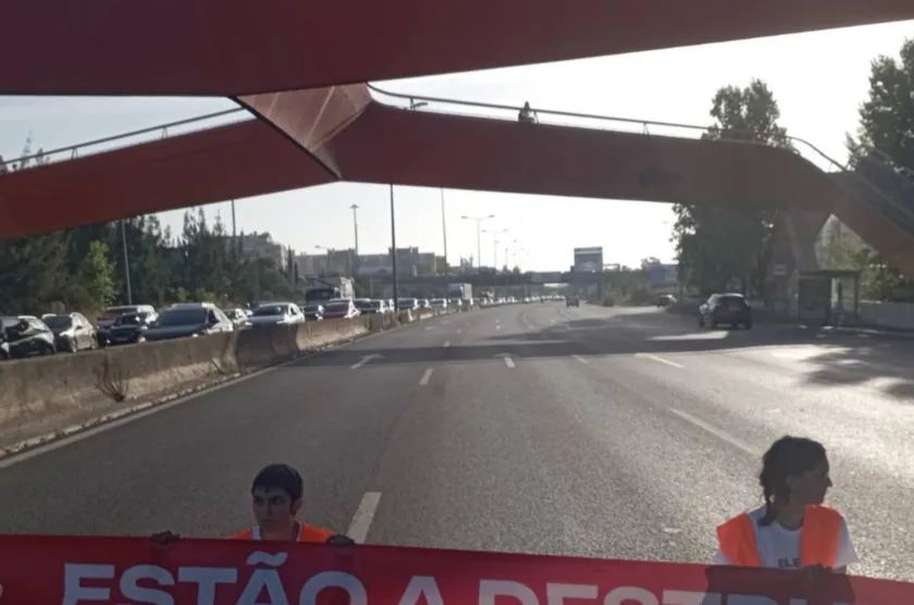 Read more about the article Ativistas climáticos bloquearam trânsito na Segunda Circular de Lisboa