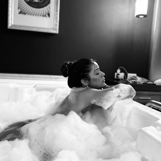 Read more about the article Este é o banho mais ousado de Raquel Tavares! Veja as fotos impactantes de sua imersão completamente nua na banheira!
