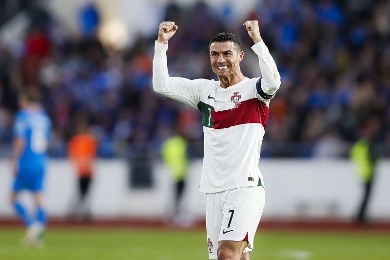 Read more about the article Cristiano Ronaldo foi atingido durante invasão de campo no jogo da seleção nacional