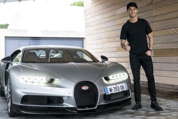 Read more about the article Cristiano Ronaldo desfila pelas ruas de Lisboa em carro de luxo avaliado em 2 milhões de euros