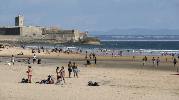 Read more about the article Jovem de 21 anos morto à facada no pescoço num parque de estacionamento junto à praia de Carcavelos