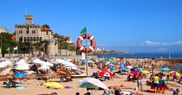 Read more about the article Banhistas obrigados a sair do mar por falso alarme de tubarão na praia do Tamariz