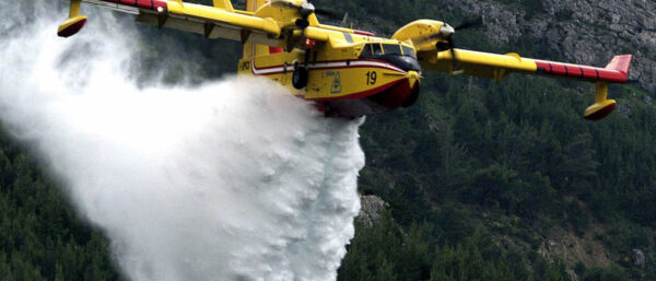 Read more about the article Idoso em morte cerebral após ser atingido por jato de água de avião de combate a incêndios em Espanha