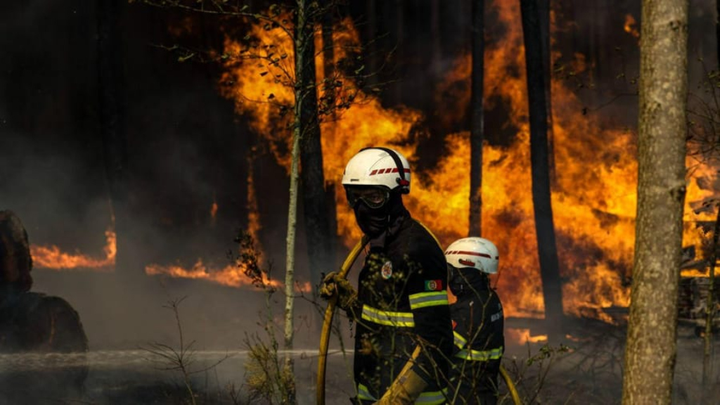 Read more about the article Vários incêndios ativos provocam quatro mortos, destruição de casas e cortes nas autoestradas