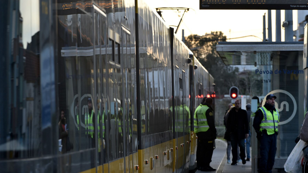 Read more about the article Homem detido após tentar atear incêndio em terreno junto à estação de metro de Matosinhos