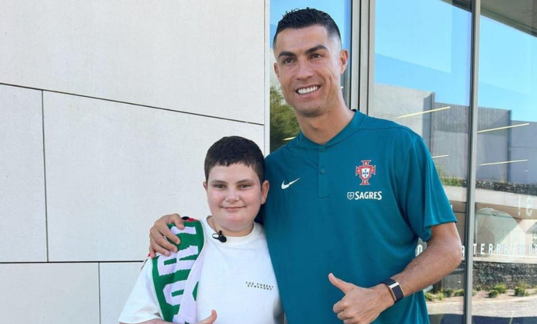 Read more about the article O jovem que perdeu a família na explosão em Vila Nova de Milfontes realizou o sonho de conhecer Cristiano Ronaldo