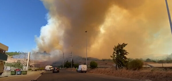 Read more about the article Incêndio de grandes dimensões lavra perto de bomba de combustível e ameaça habitações e Belverde, Seixal