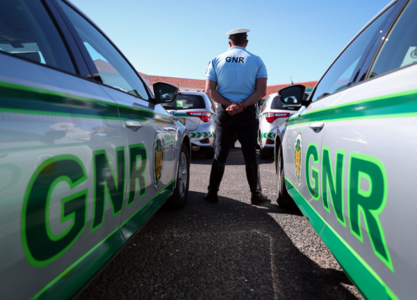 Read more about the article GNR investiga possivel negligência por menina de 3 anos ter caido carro em andamento.