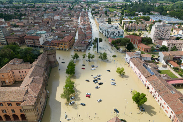 Read more about the article ‘Alerta Vermelho’ após cheias causarem um morto e deixarem casas e estradas submersas em Itália