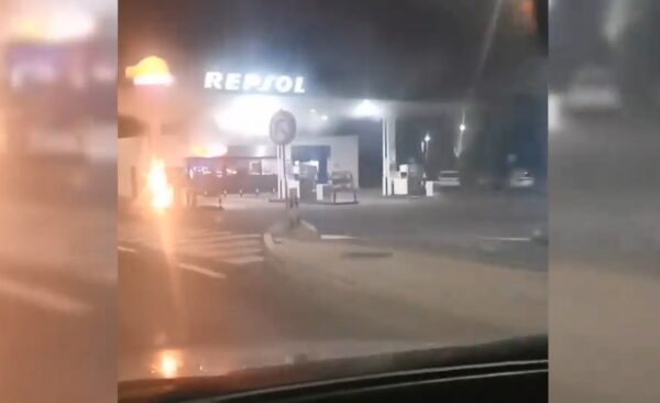 Read more about the article [VÍDEO] Colchão em chamas em bomba de gasolina na Cova da Moura