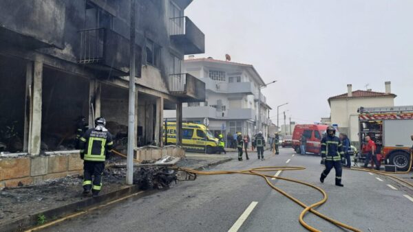 Read more about the article Mulher de 60 anos morre e marido fica ferido em incêndio numa oficina de motas