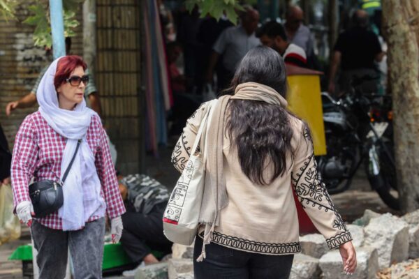 Read more about the article Estudante agredida após despir-se na rua em protesto contra código de vestuário rígido